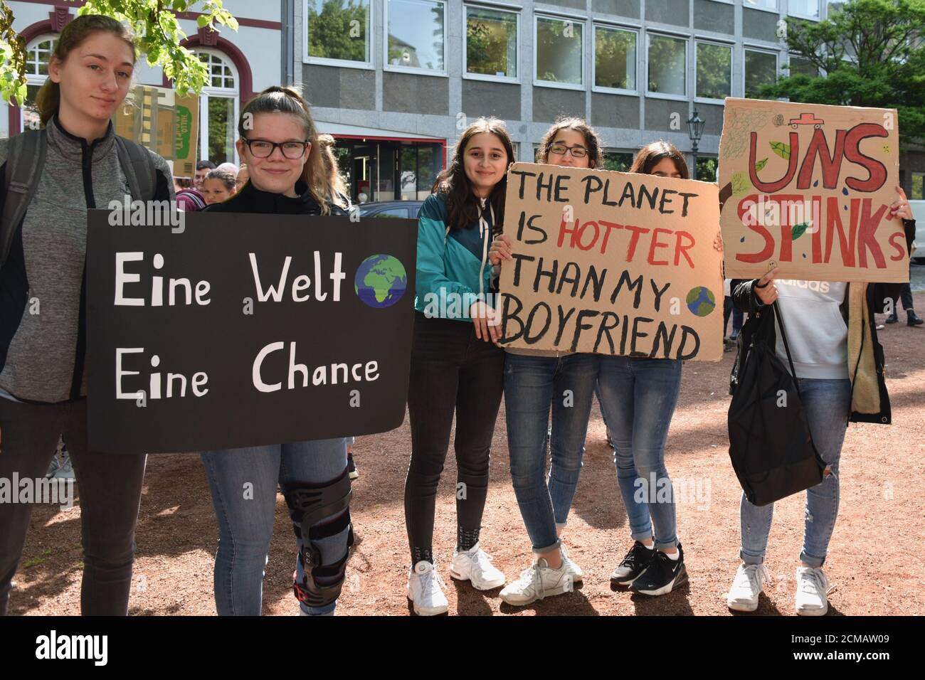 I partecipanti con i loro poster al venerdì per la futura dimostrazione Sulla Giornata mondiale del cambiamento climatico a Duesseldorf Foto Stock