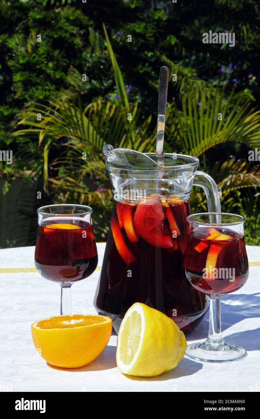 Brocca (Jarra) e bicchieri di sangria spagnola, Costa del Sol, Provincia di Malaga, Andalusia, Spagna, Europa. Foto Stock