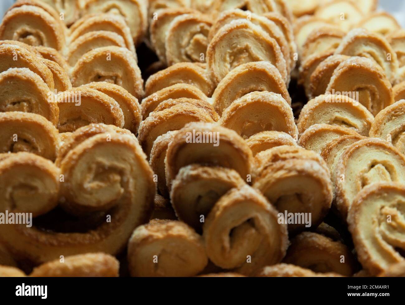 I biscotti Golden Palmier, biscotto croccante fatto di pasta sfoglia, arrotolati per creare i famosi strati sfarzosi, a forma di foglia di palma e ricoperti di zucchero Foto Stock