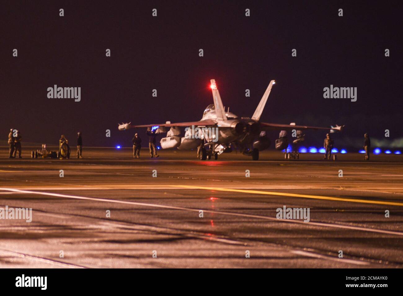 200915-N-GR586-6130 MISAWA, Giappone (settembre 15, 2020) – i marinai assegnati ai "Lancer" di Electronic Attack Squadron (VAQ) 131 recuperano un EA-18G Growler. VAQ-131 è uno squadrone di spedizione schierato per la struttura aerea navale di Misawa che sostiene la sicurezza e la stabilità nell'area delle operazioni della settima flotta degli Stati Uniti. (STATI UNITI Navy photo by Mass Communication Specialist Seaman Benjamin Ringers) Foto Stock