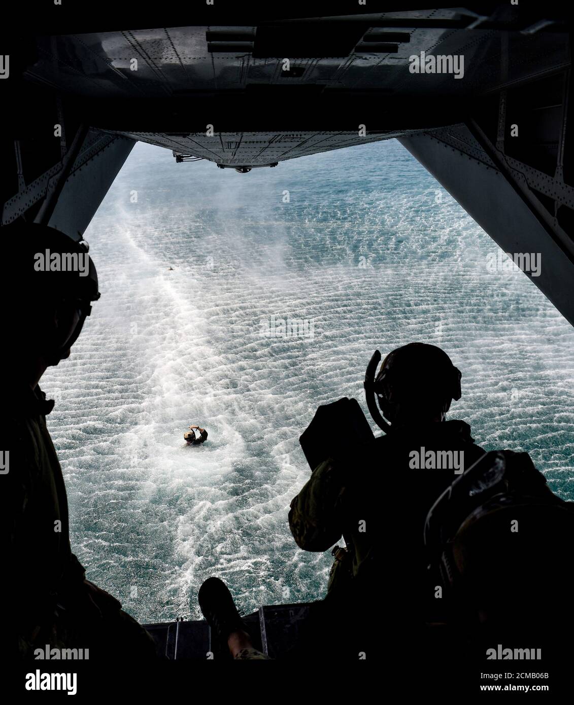 200831-A-FT-904-1305 GOLFO ARABICO (AGOSTO 31, 2020) un tecnico di smaltimento di ordigni esplosivi assegnato al Comandante, Task Force (CTF) 52 si prepara a lanciare da un elicottero MH-53 Sea Dragon durante l'addestramento di lancio e recupero nel Golfo Arabico, agosto 31. Il CTF 52 viene distribuito nella quinta area operativa della flotta degli Stati Uniti a sostegno delle operazioni navali per garantire la stabilità e la sicurezza marittima nella regione centrale, collegando il Mediterraneo e il Pacifico attraverso l'Oceano Indiano Occidentale e tre punti di scelta strategici al libero flusso del commercio globale. (STATI UNITI Esercito foto di staff Sgt. Timoteo Clegg) Foto Stock