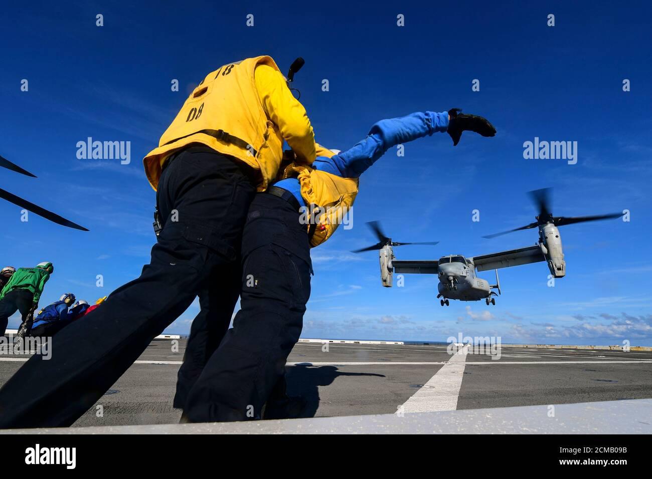 MARE DELLE FILIPPINE (settembre 15, 2020) Aviation Boatswain's Mate (Handling) terza Classe Alex Sagastume, a sinistra, da Pearson, GA., sostiene Aviation Boatswain's Mate (Handling) Airman Tony Holland, da Dallas, Come dirige l'atterraggio di un aereo da tiltrotor MV-22B Osprey da Marine Medium Tiltrotor Squadron (VMM) 262 sul ponte di volo della nave da carico di trasporto anfibia USS New Orleans (LPD 18). New Orleans, parte dell'America Amphibious Ready Group assegnato a Amphibious Squadron 11, insieme alla 31st Marine Expeditionary Unit, opera nella 7th Fleet area degli Stati Uniti di responsabilità di enha Foto Stock