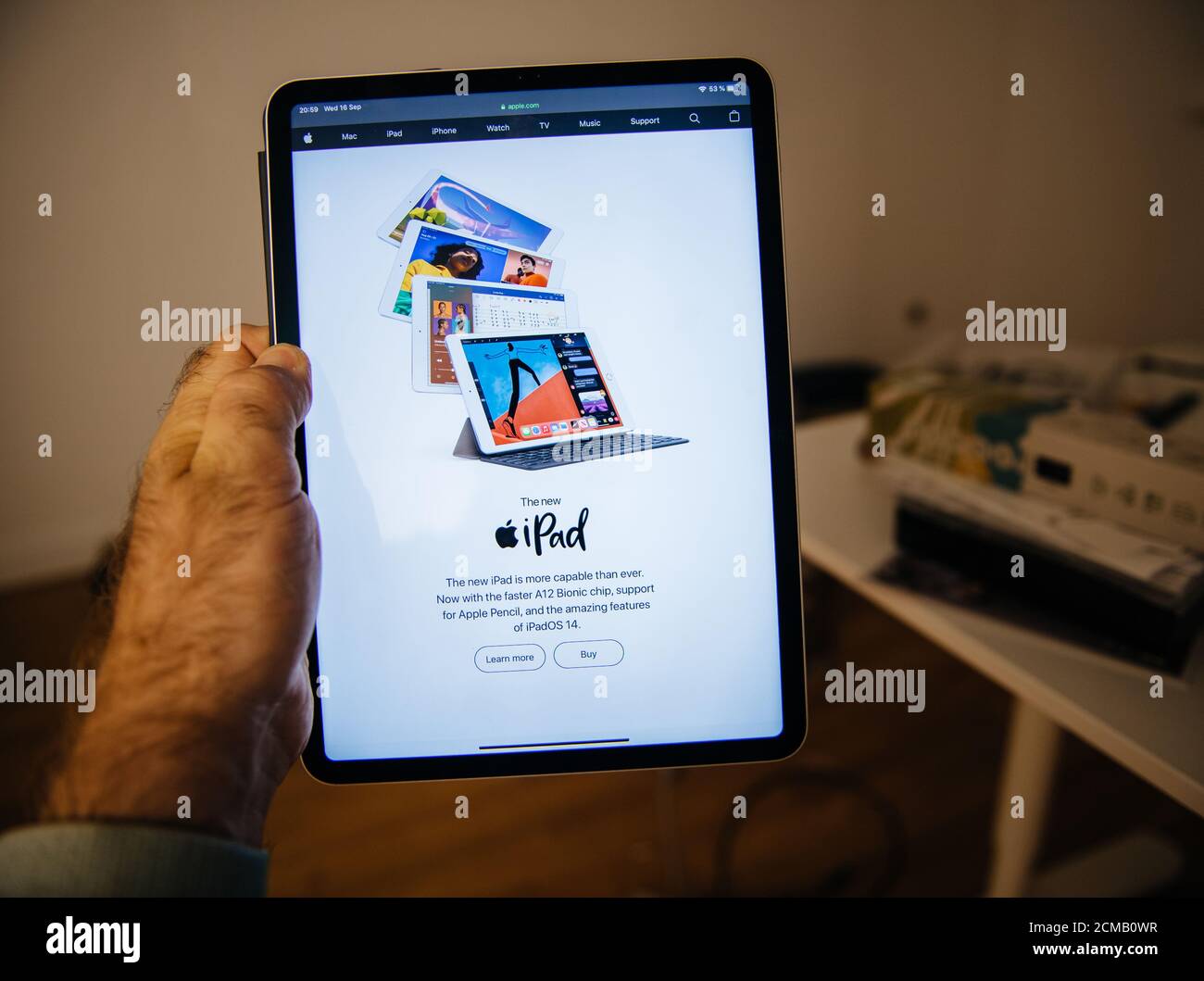 Parigi, Francia - 16 settembre 2020: Man POV leggere su iPad Pro tablet  ultime notizie Apple computer sul sito web dopo il suo annuale evento  hardware, mostrando l'ultimo nuovo ipad Foto stock - Alamy