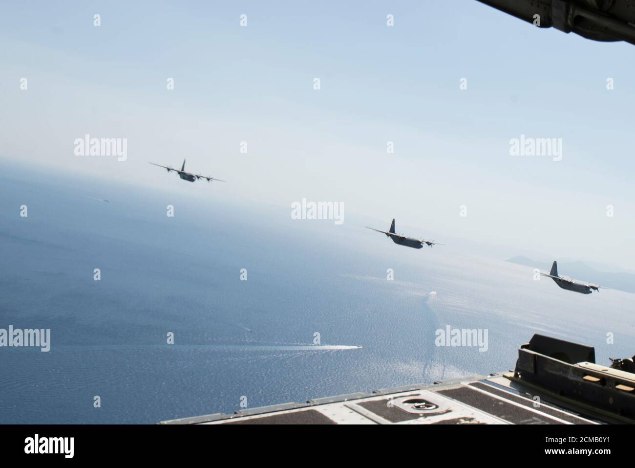 C-130J aerei Super Hercules, uno delle forze armate elleniche e due assegnato all'86a ala dell'Airlift, sorvolano Megara Bay, Grecia, durante l'operazione rubato Cerberus VII, 11 settembre 2020. L'esercizio mira a migliorare la disponibilità e a dimostrare un impegno comune per un'Europa pacifica, stabile e sicura. (STATI UNITI Air Force foto di Airman 1st Class Taylor D. Slater) Foto Stock