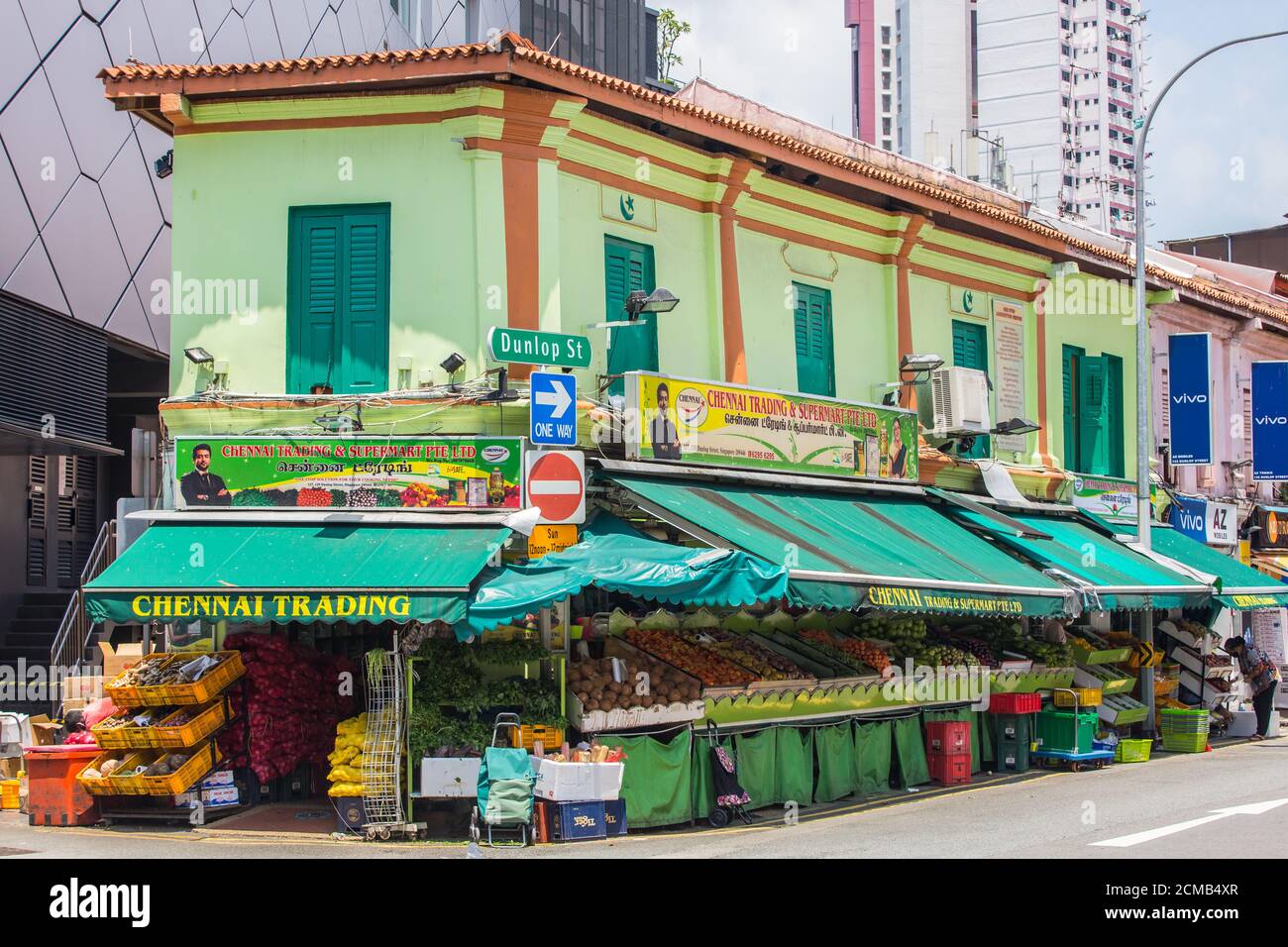 Una bottega con un mercato che vende ingredienti freschi e secchi alle residenze vicine, Little India, Singapore Foto Stock