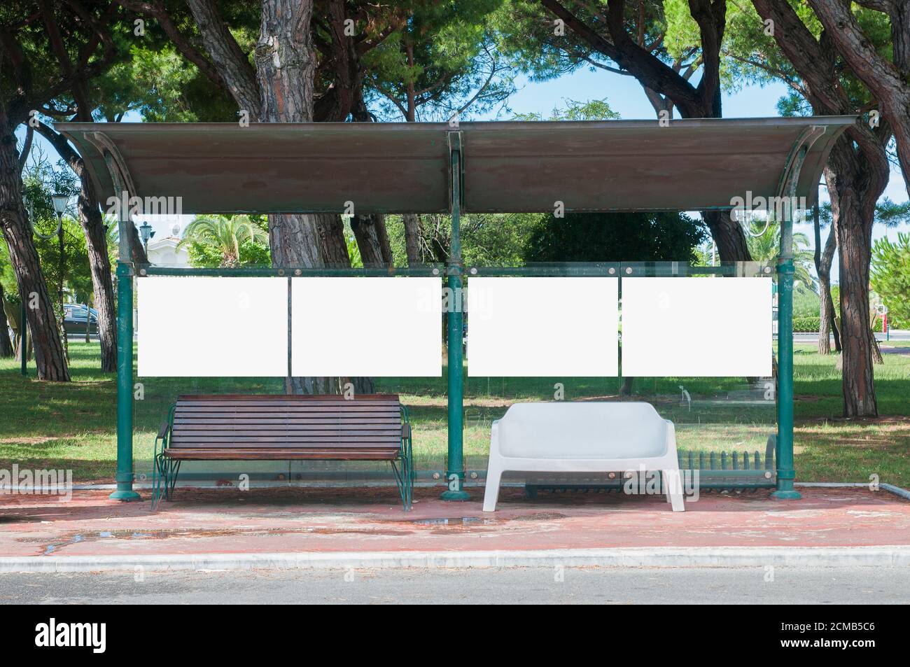 Fermata dell'autobus vuota con spazi pubblicitari vuoti vicino a a. parcheggio Foto Stock