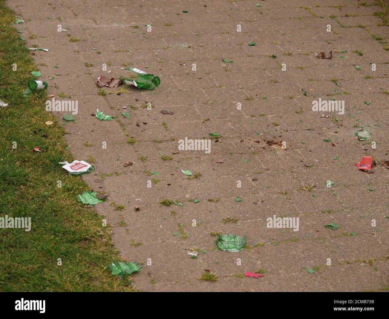 Bottiglie di birra rotte Foto Stock