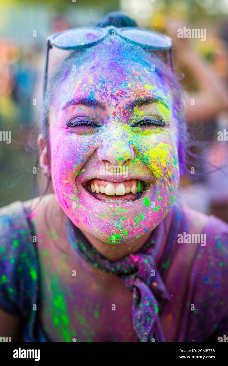 ritratto colorato di giovane donna che si gode su holi festival indù Foto Stock