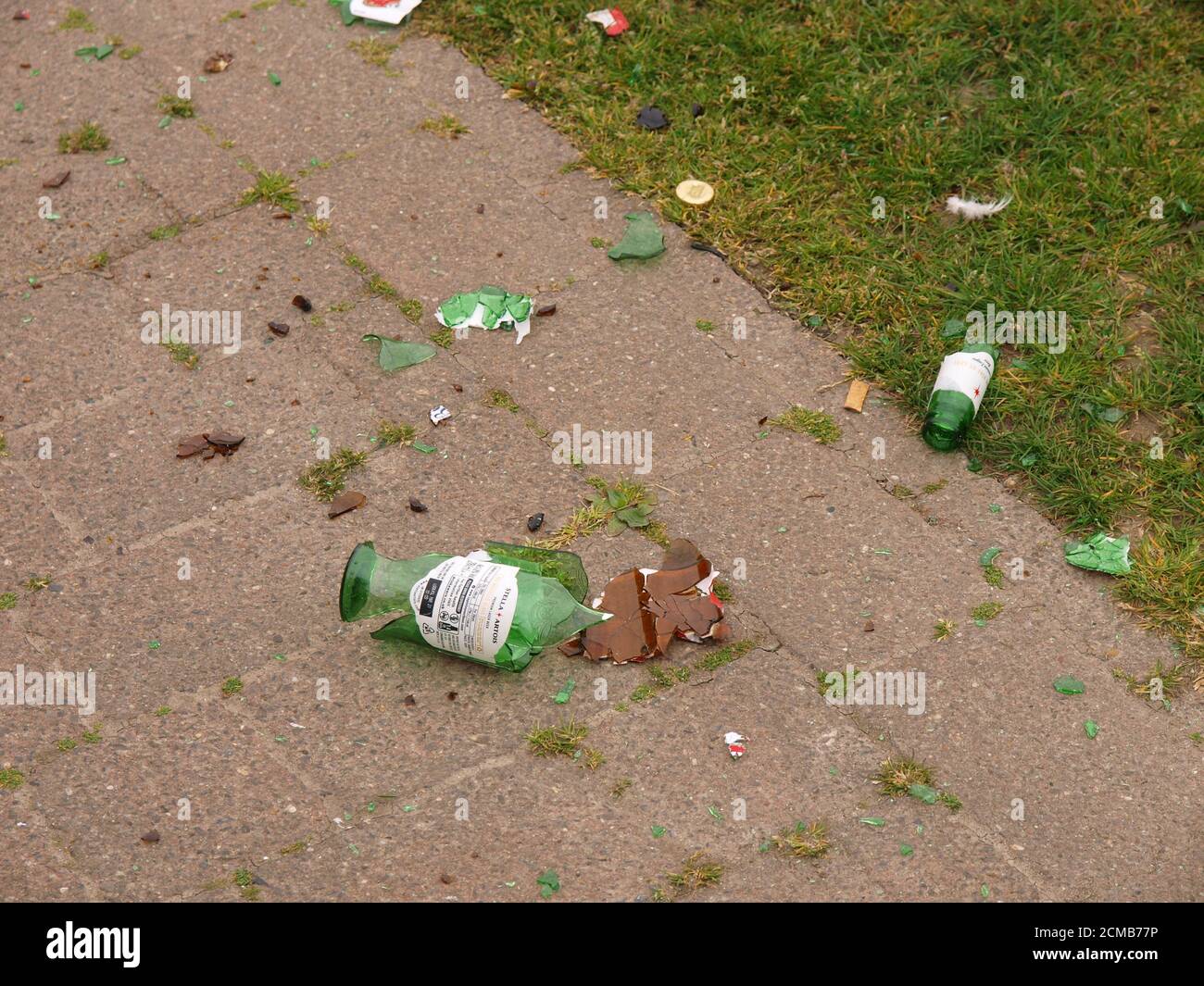 Bottiglie di birra rotte Foto Stock