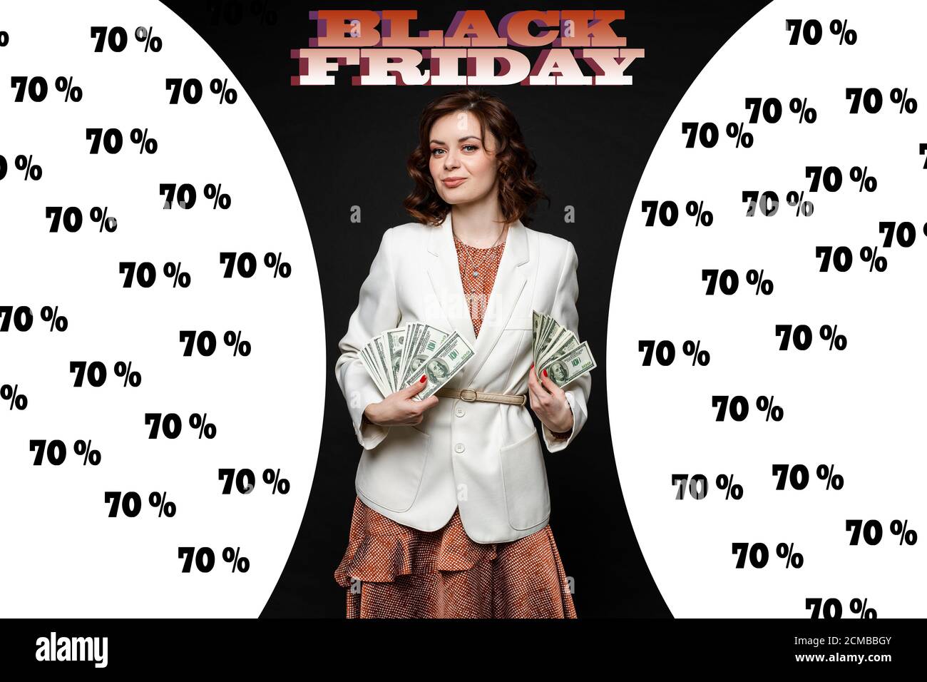 Bella donna ricca posa sullo sfondo di sconti in Il negozio durante il Black Friday Foto Stock
