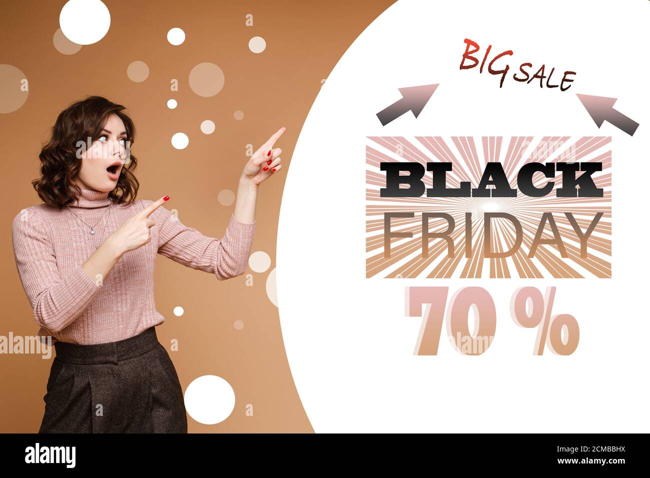 Immagine della donna graziosa con i capelli corti ondulati scuri dentro un pullover rosa e pantaloni neri pubblicizzano i punti alle vendite Foto Stock