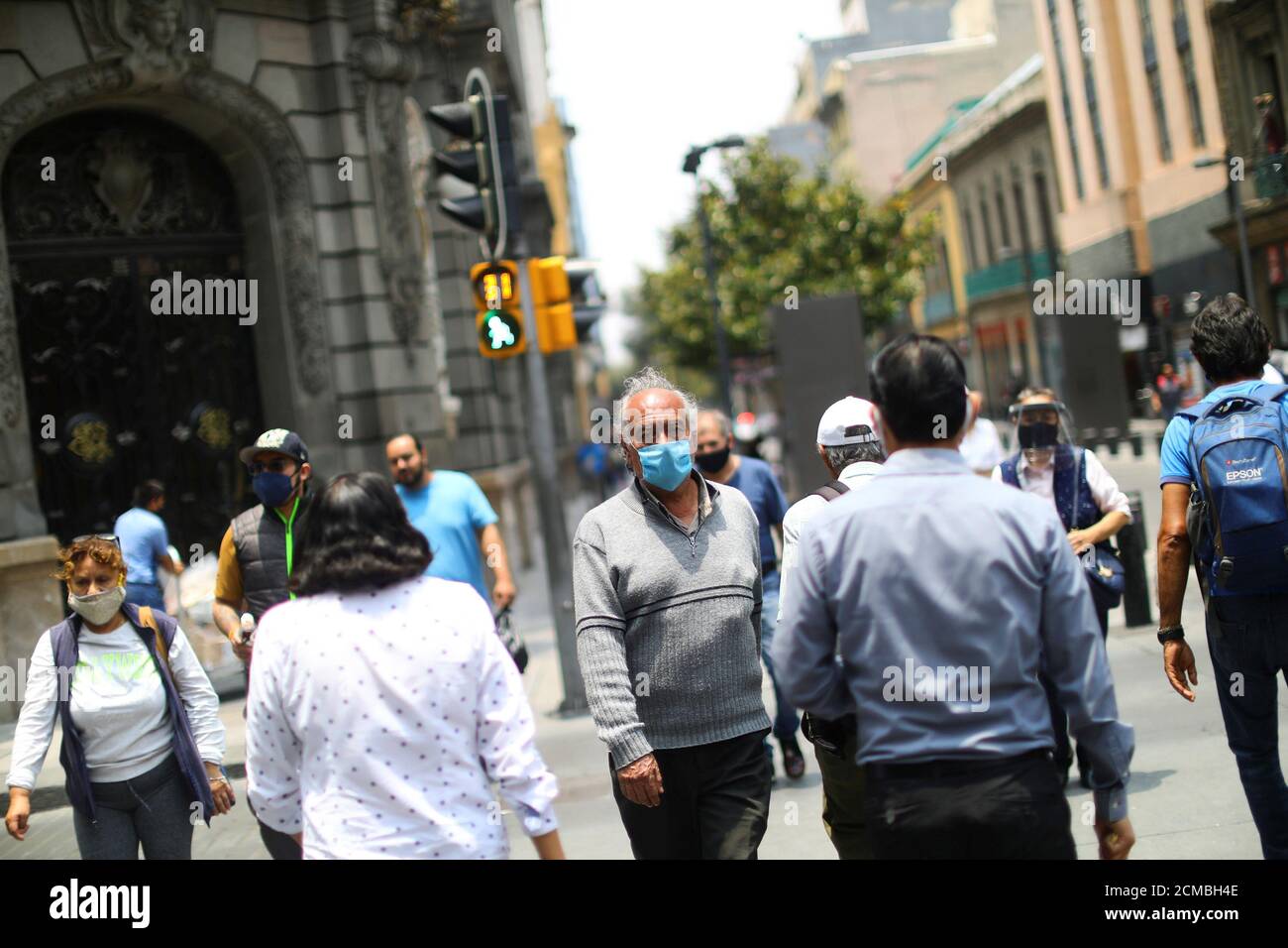 La gente cammina su una strada durante l'inizio della graduale riapertura delle attività commerciali nel centro di Città del Messico, come continua l'epidemia di coronavirus (COVID-19), Messico 30 giugno 2020. REUTERS/Edgard Garrido Foto Stock
