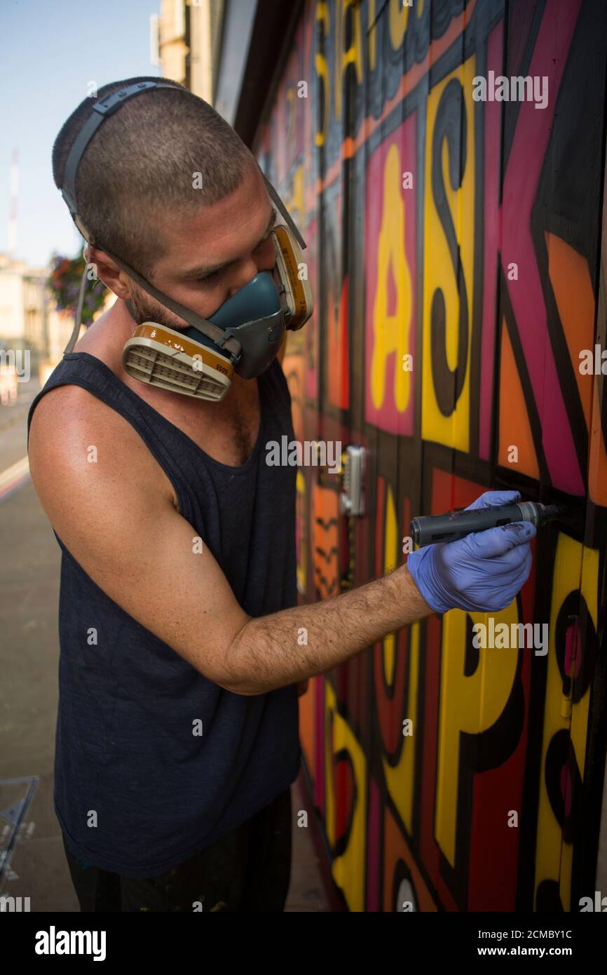 Oxford, Regno Unito. 16 Set 2020. L'artista internazionale Luke Embden ha messo i tocchi finali in un murale commissionato dal centro città. Il lavoro di Luca è pieno di simboli positivi di attività sociali, atteggiamenti e tempestivi richiami di sicurezza e gentilezza. Credit: Andrew Ogilvy/Alamy Live News Foto Stock