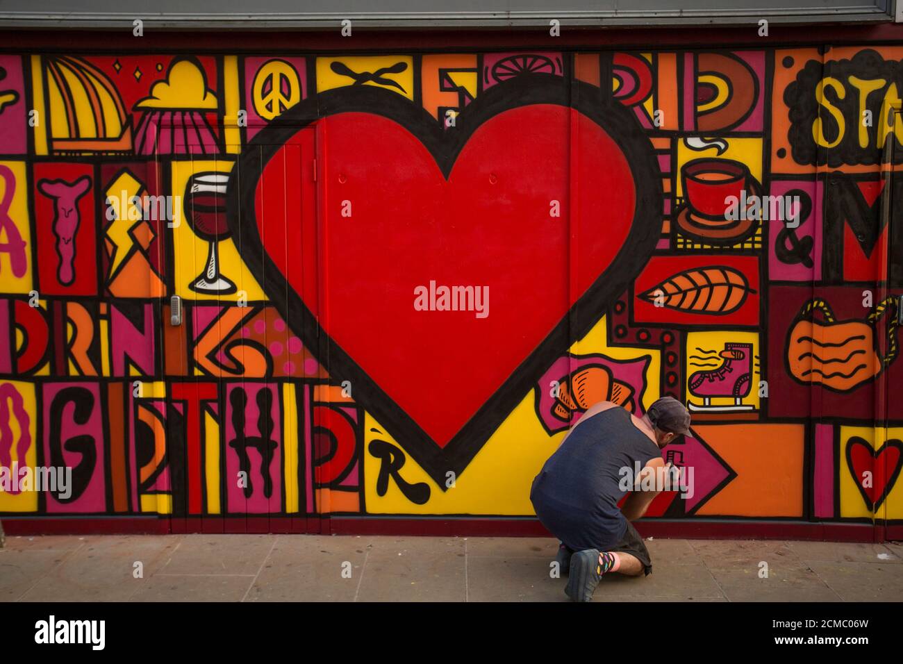 Oxford, Regno Unito. 16 Set 2020. L'artista internazionale Luke Embden ha messo i tocchi finali in un murale commissionato dal centro città. Il lavoro di Luca è pieno di simboli positivi di attività sociali, atteggiamenti e tempestivi richiami di sicurezza e gentilezza. Credit: Andrew Ogilvy/Alamy Live News Foto Stock