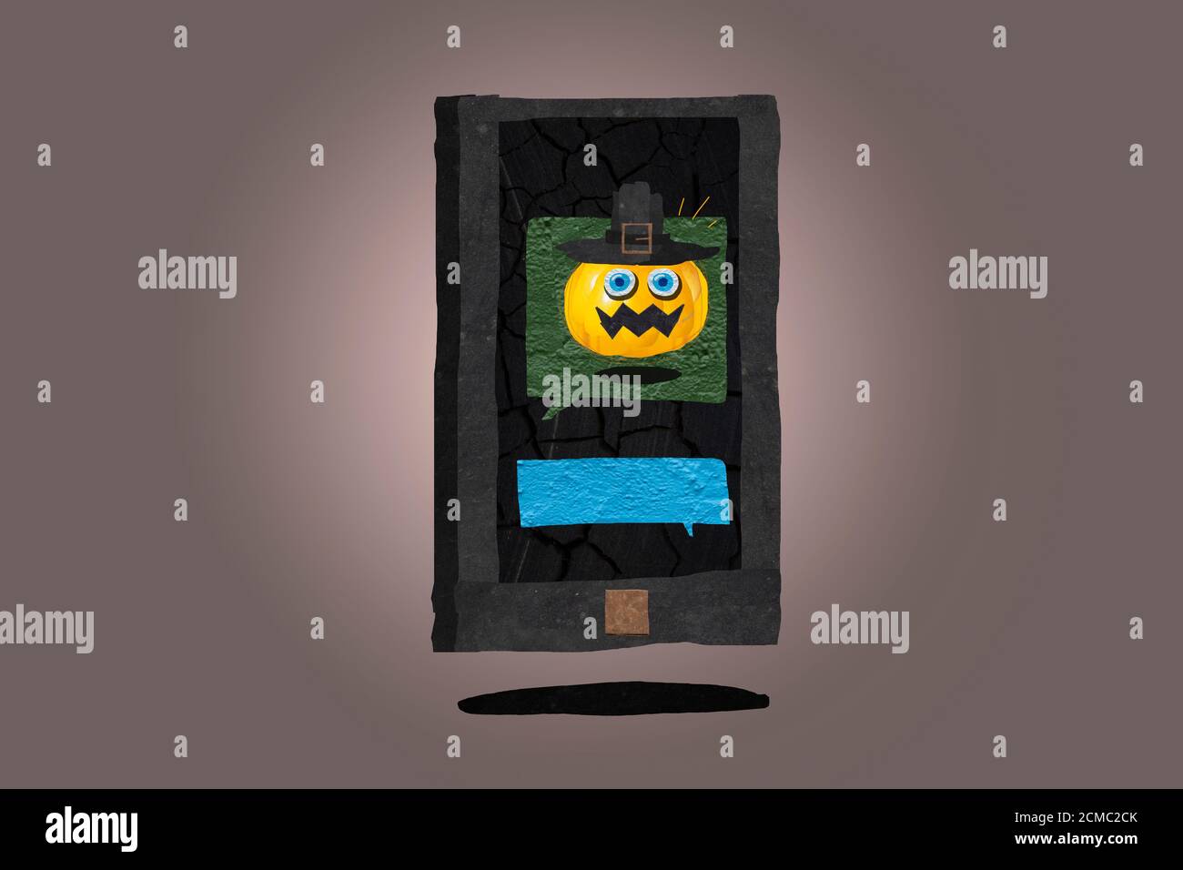 Divertente e spettrale smartphone Halloween zucca, creato con la tecnica del collage fotografico, può essere tagliato facilmente con il colpo incluso in Foto Stock