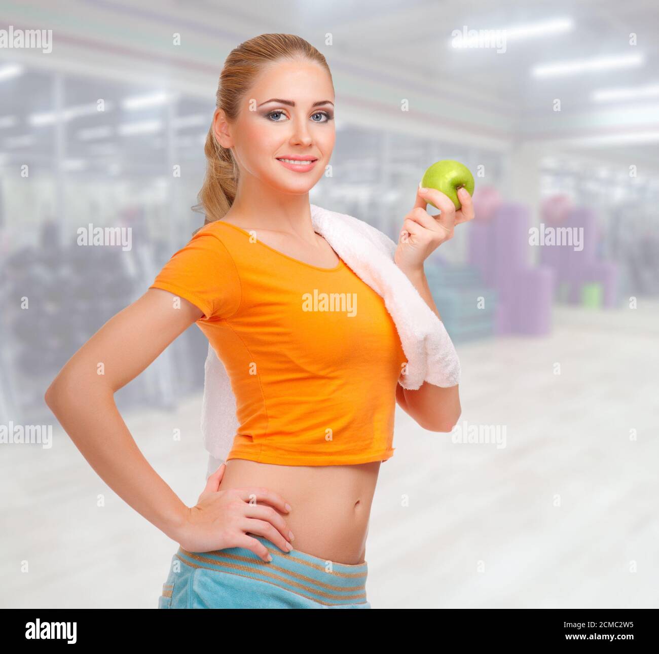 Donna sportiva nel fitness club Foto Stock