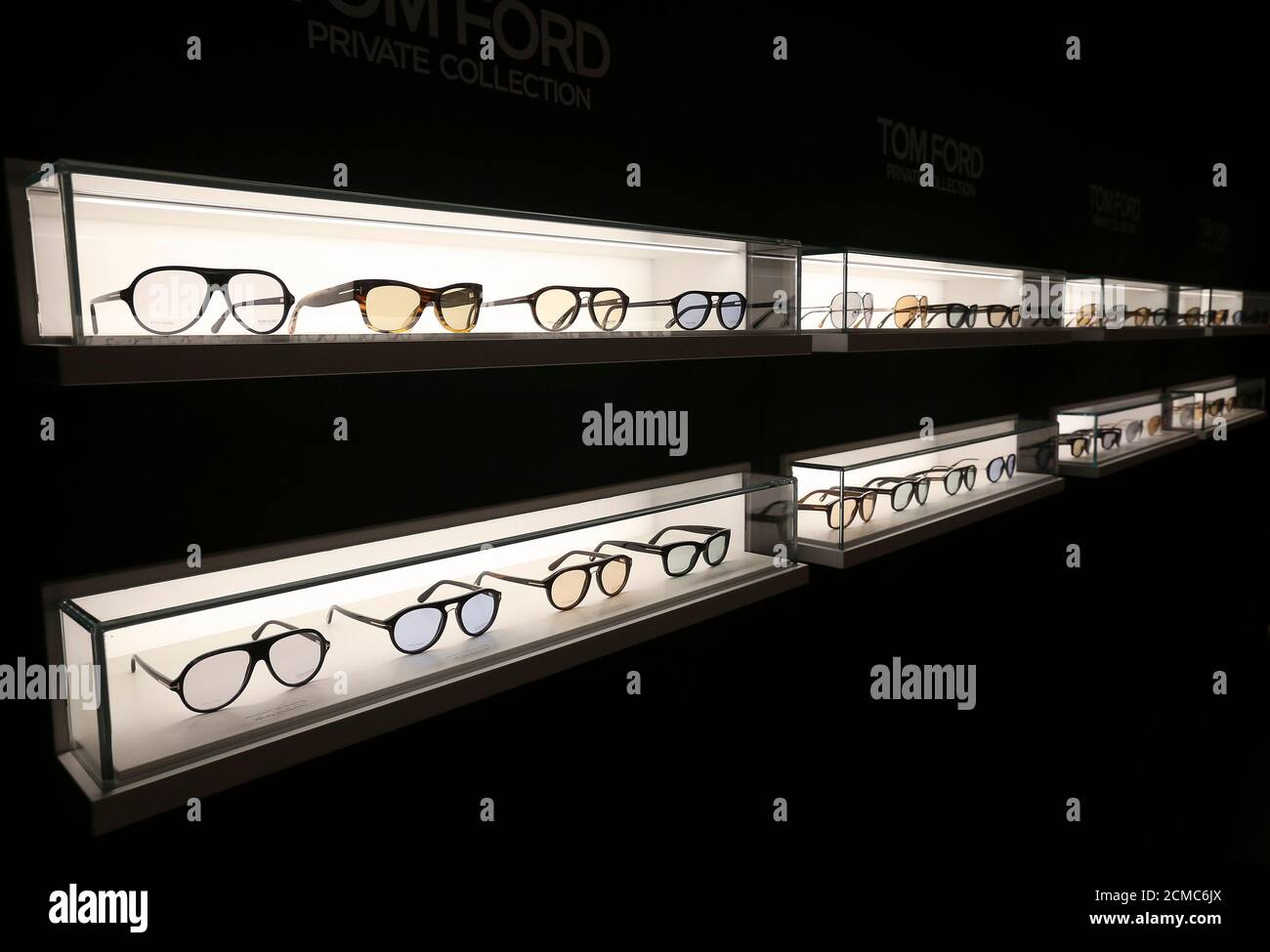 Gli occhiali da sole della collezione privata di Tom Ford sono presenti  alla fiera Mido per occhiali e occhiali a Milano, 28 febbraio 2016.  REUTERS/Stefano Rellandini Foto stock - Alamy
