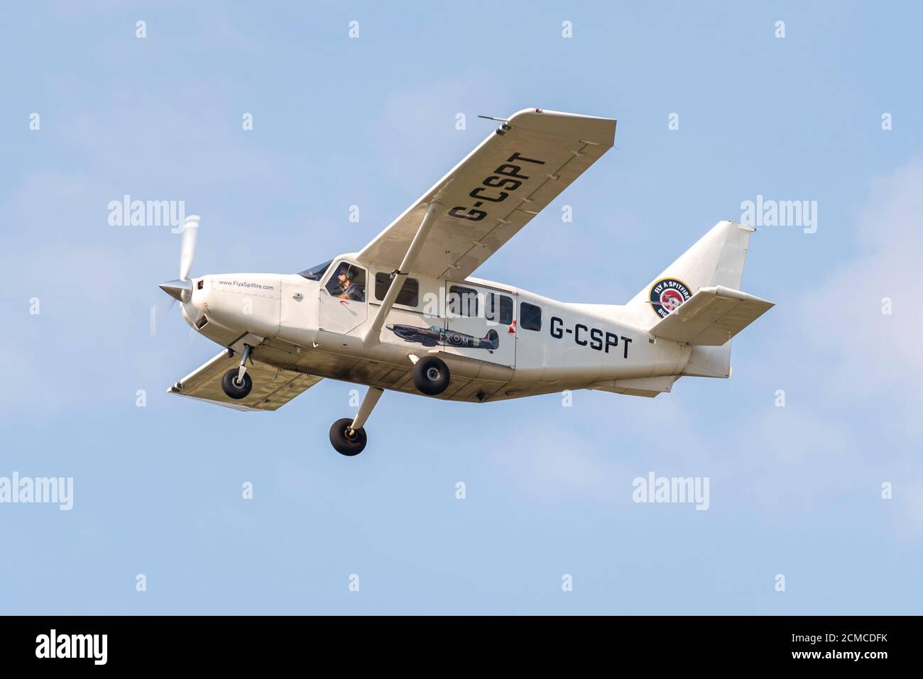 GippsAero GA8 Airvan G-CSPT si allontana dopo il decollo dall'aeroporto di Biggin Hill, Kent, Regno Unito. Di proprietà di downlock Ltd, associato con il volo in Spitfire Foto Stock