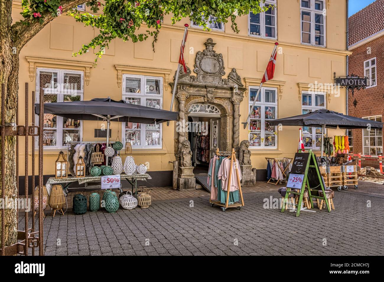 Una vista senica di un negozio d'epoca nella vecchia farmacia di Ribe, Danimarca, 1 giugno 2020 Foto Stock