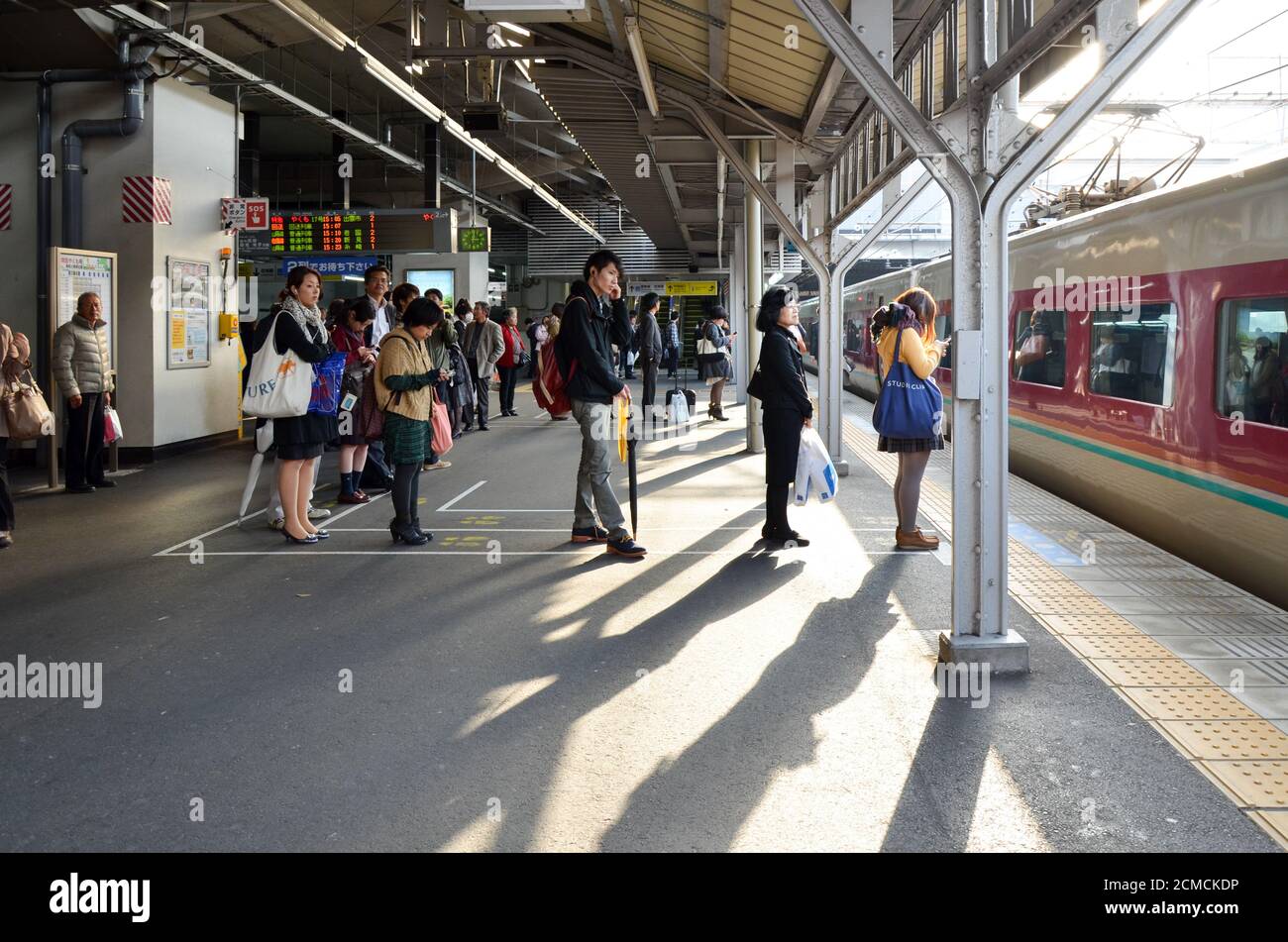 Rushhour alla stazione ferroviaria di Kurashiki, Giappone Foto Stock