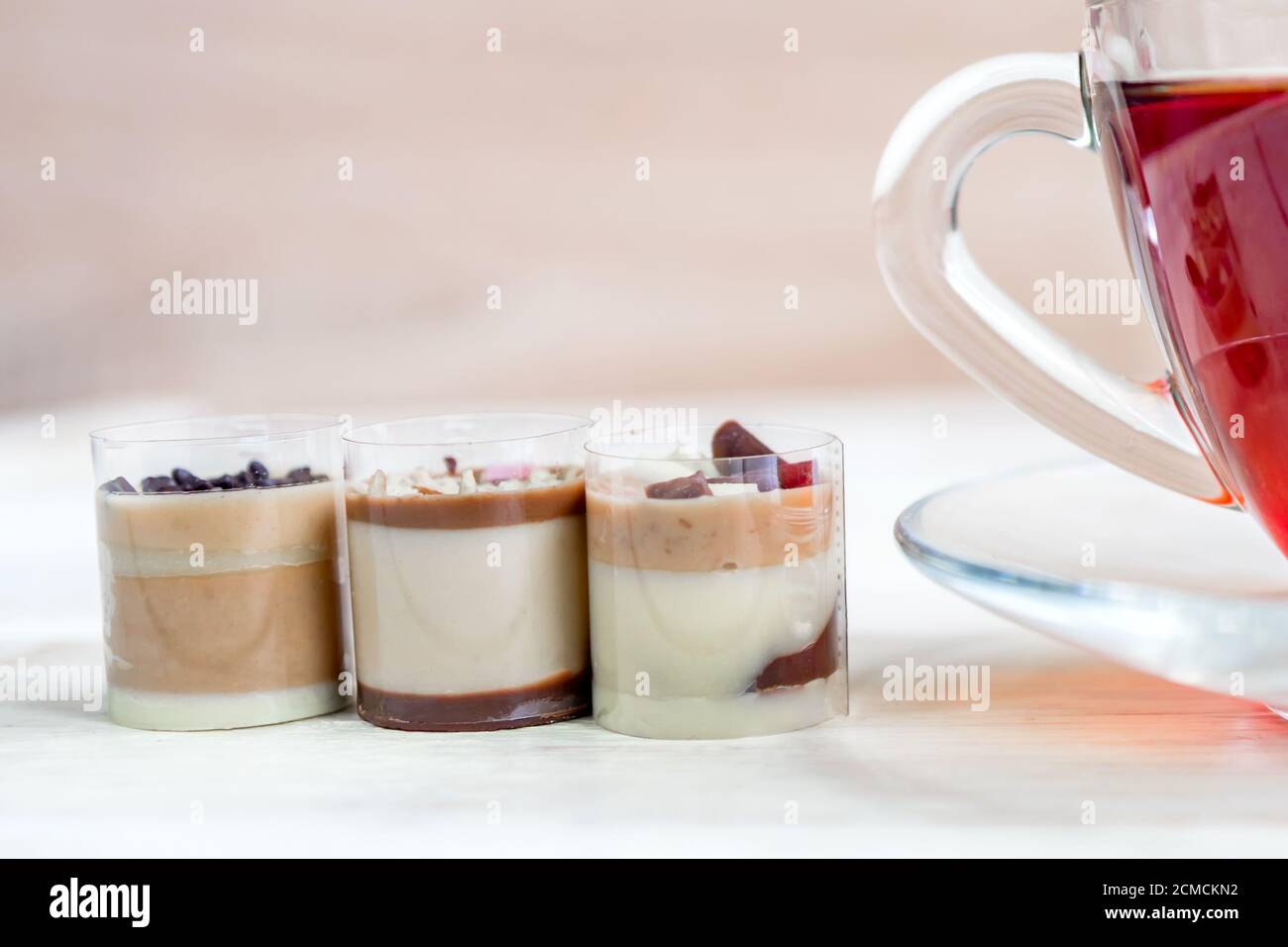 cioccolatate praline e tazza di tè nero. Primo piano. Foto Stock