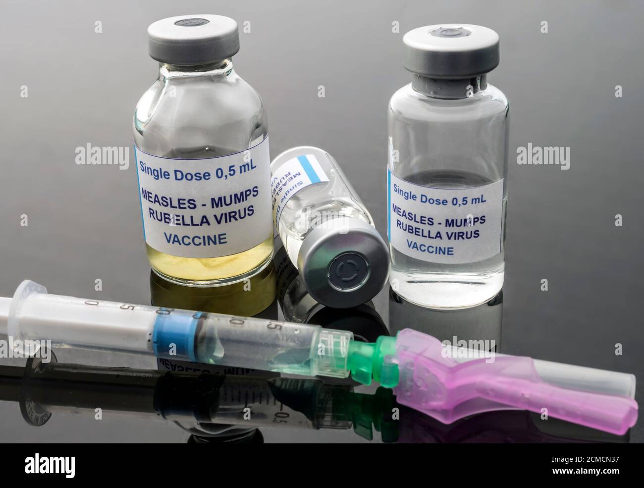 Diverse fiale di triplo vaccino virale di morbillo, rosolia e parotite, noto come vaccino MMR, immagine concettuale Foto Stock