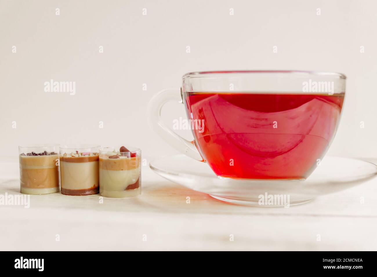 caramelle praline al cioccolato e tazza di tè nero. Primo piano. Foto Stock
