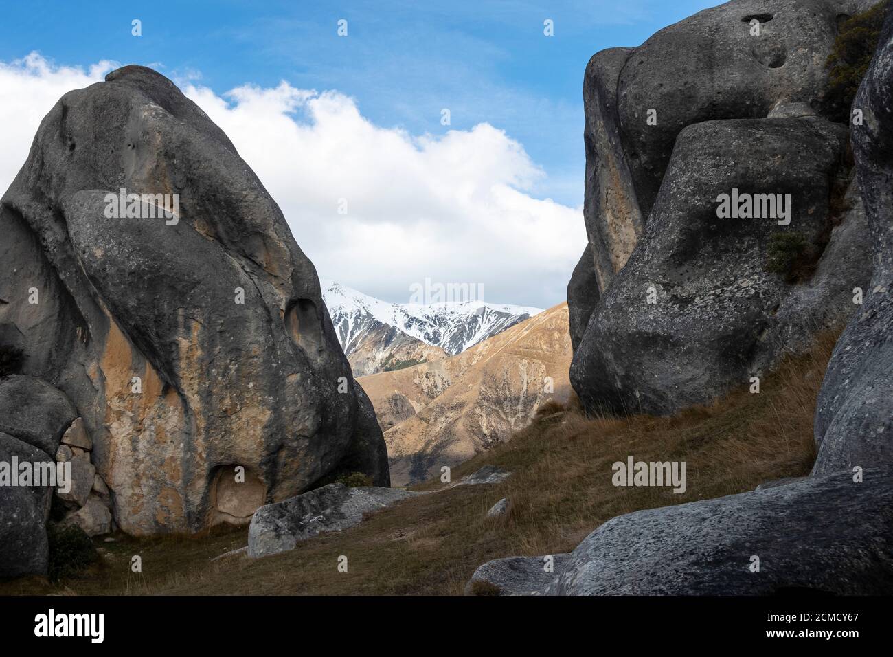 Formazioni rocciose calcaree a Kura Tawhiti, Castle Hill Conservation Area, Canterbury, South Island, Nuova Zelanda. Castle Hill Peak in lontananza. Foto Stock
