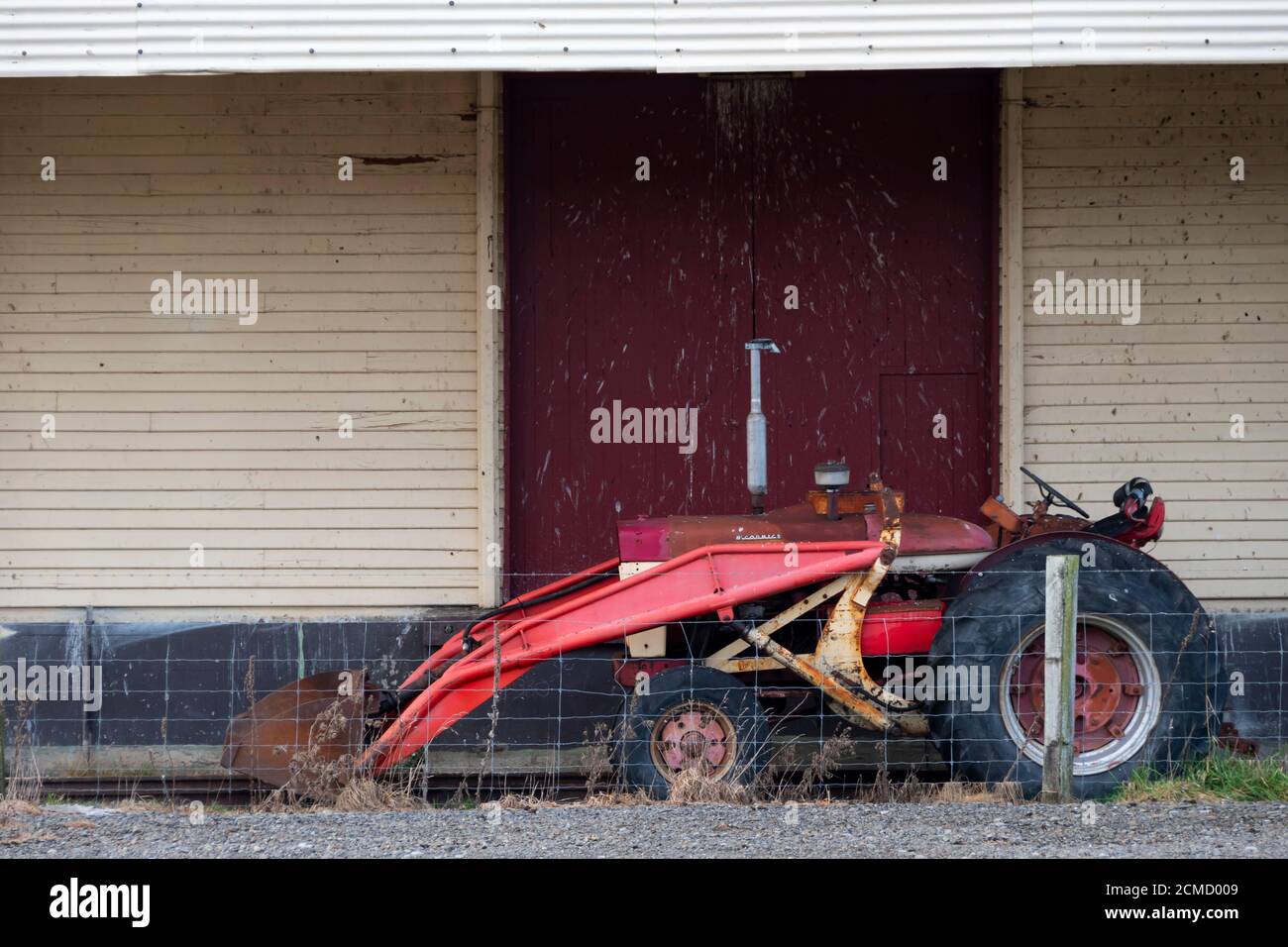 Trattore Red McCormick fuori fienile, Springfield, Canterbury, Isola del Sud, Nuova Zelanda Foto Stock