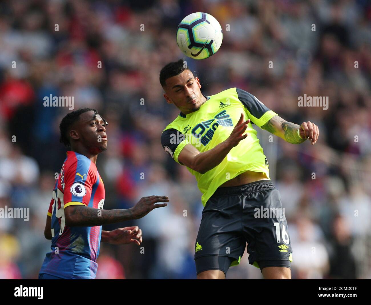 Calcio Calcio - Premier League - Crystal Palace v Huddersfield Town - Selhurst Park, Londra, Gran Bretagna - 30 marzo 2019 Aaron WAN-Bissaka di Crystal Palace in azione con Karlan Ahearne-Grant REUTERS/Hannah McKay, SOLO PER USO EDITORIALE. Nessun utilizzo con audio, video, dati, elenchi di apparecchi, logo di club/campionato o servizi "live" non autorizzati. L'uso in-match online è limitato a 75 immagini, senza emulazione video. Nessun utilizzo nelle scommesse, nei giochi o nelle pubblicazioni di singoli club/campionati/giocatori. Per ulteriori informazioni, contattare il rappresentante commerciale. Foto Stock