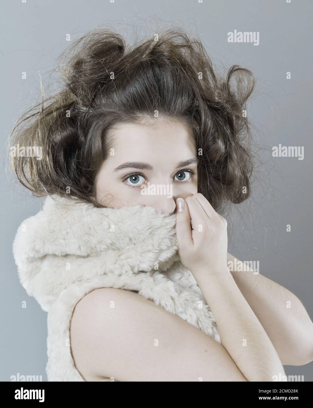 Ritratto di bella ragazza che copre la pelliccia del viso cappuccio. Foto Stock
