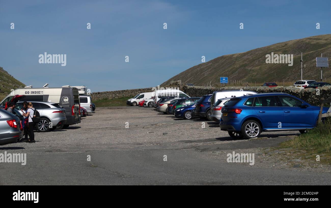 Parcheggio in cima al Kirkstone Pass Lake District Foto Stock