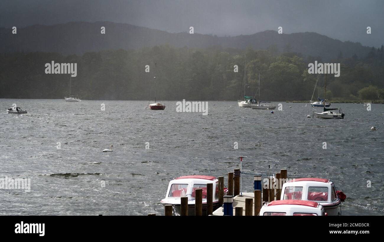 Vista dal molo al lago Waterhead Windermere Foto Stock