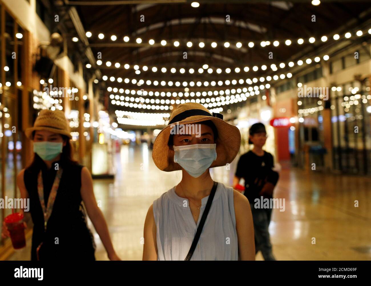 I turisti sono visti in un mercato notturno Asiatique quasi vuoto a Bangkok, Thailandia 2 marzo 2020. REUTERS/Soe Zeya Tun Foto Stock