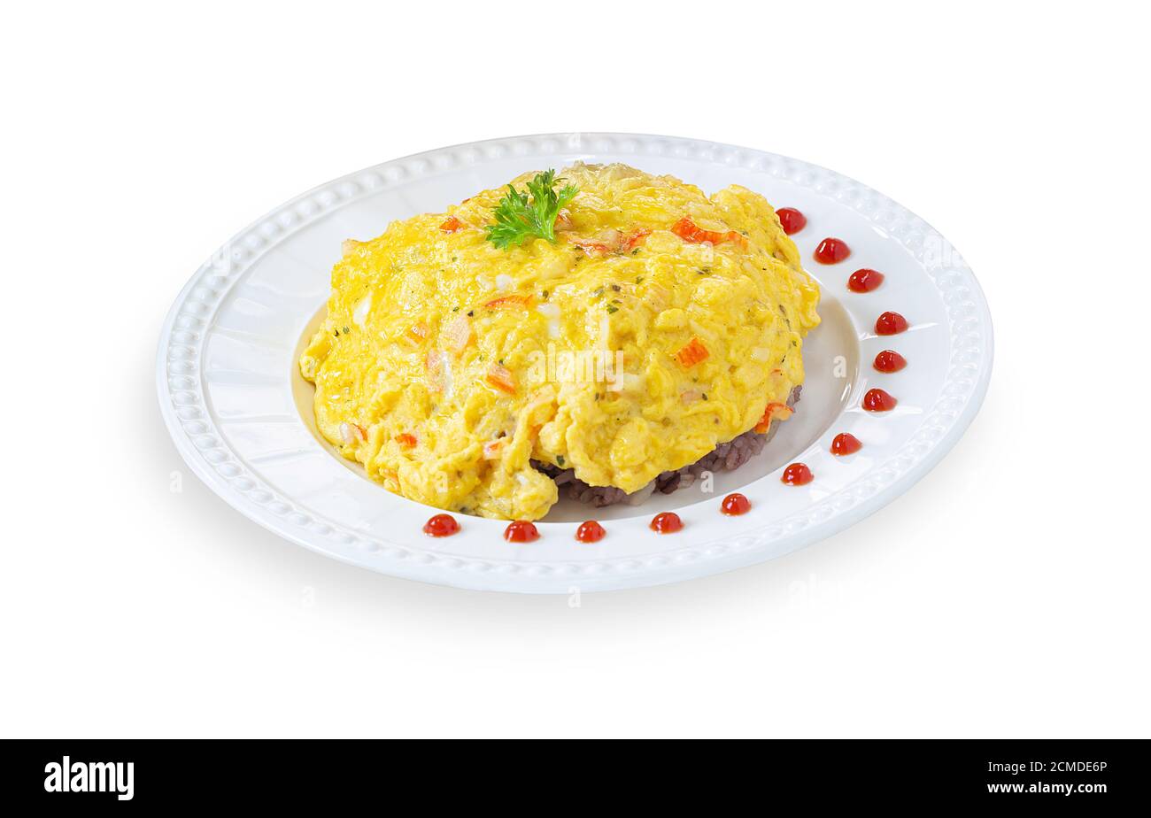 Frittata soffice e soffice fatta in casa con bastone di granchio servito con riso marrone su piatto bianco. Deliziosa omelette servita con riso e ketchup o salsa di pomodoro Foto Stock