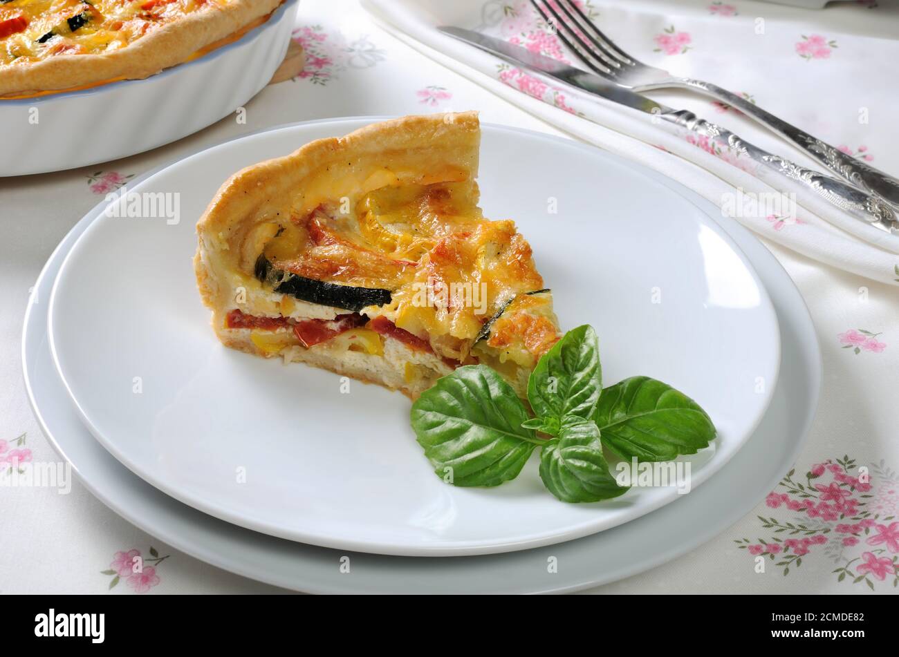 quiche con zucchine e pomodoro al forno Foto Stock