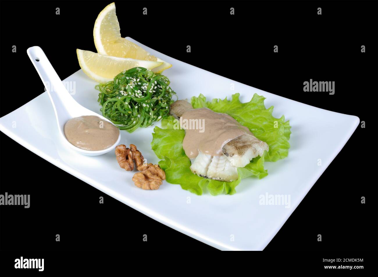 Pesce (King clip) in lattuga con insalata di alghe, salsa di arachidi Foto Stock