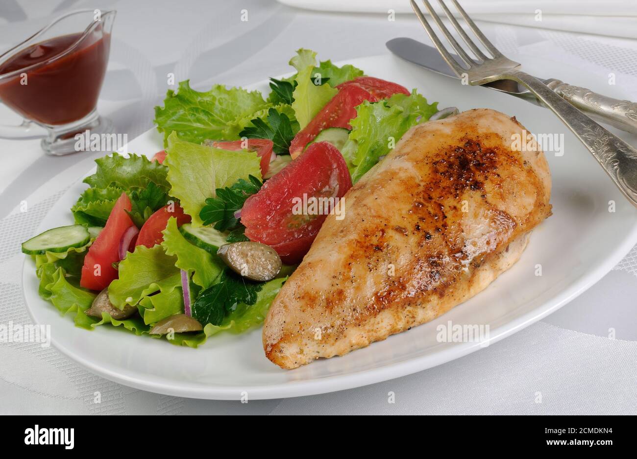 Schnitzel di pollo con guarnitura di verdure Foto Stock