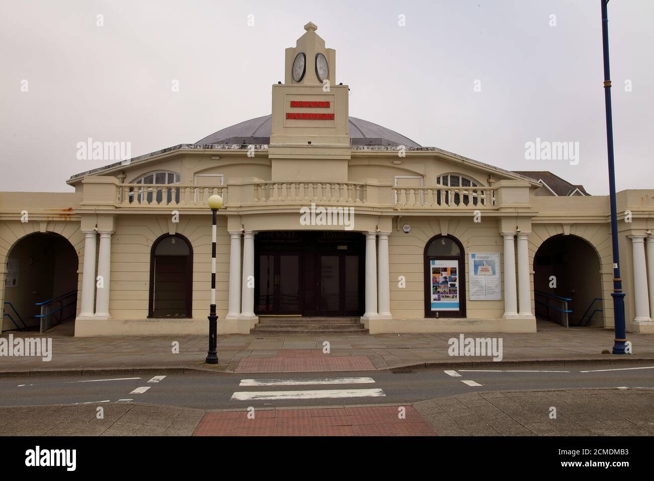 Il Grand Pavilion nel centro di Porthcawl si trova sulla strada principale di questa piccola ma graziosa cittadina costiera nel Galles del Sud. Foto Stock