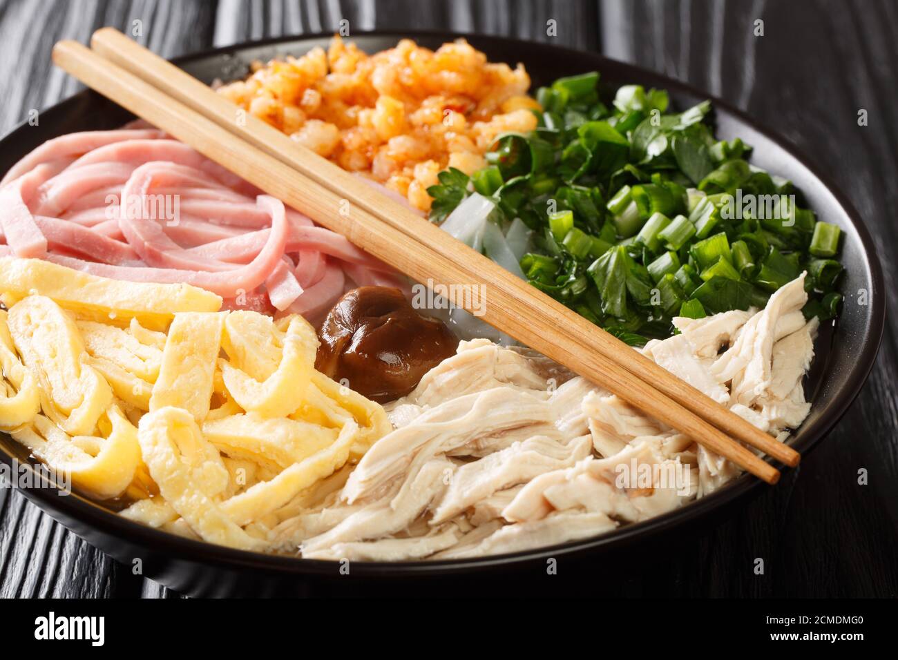 Zuppa di noodle di Hanoi con pollo di Pram e gamberi di un Thang primo piano nel piatto sul tavolo. Orizzontale Foto Stock