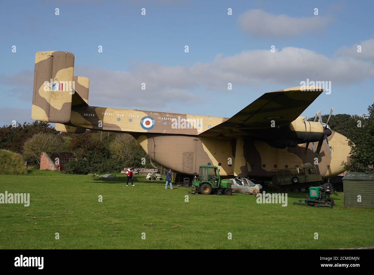 L'unico aereo da trasporto pesante RAF XB259 Blackburn Beverley C1 rimasto durante un'anteprima per l'asta dei contenuti del Fort Paull Museum, un forte napoleonico a Holderness, East Yorkshire, che ha chiuso all'inizio di quest'anno. Foto Stock