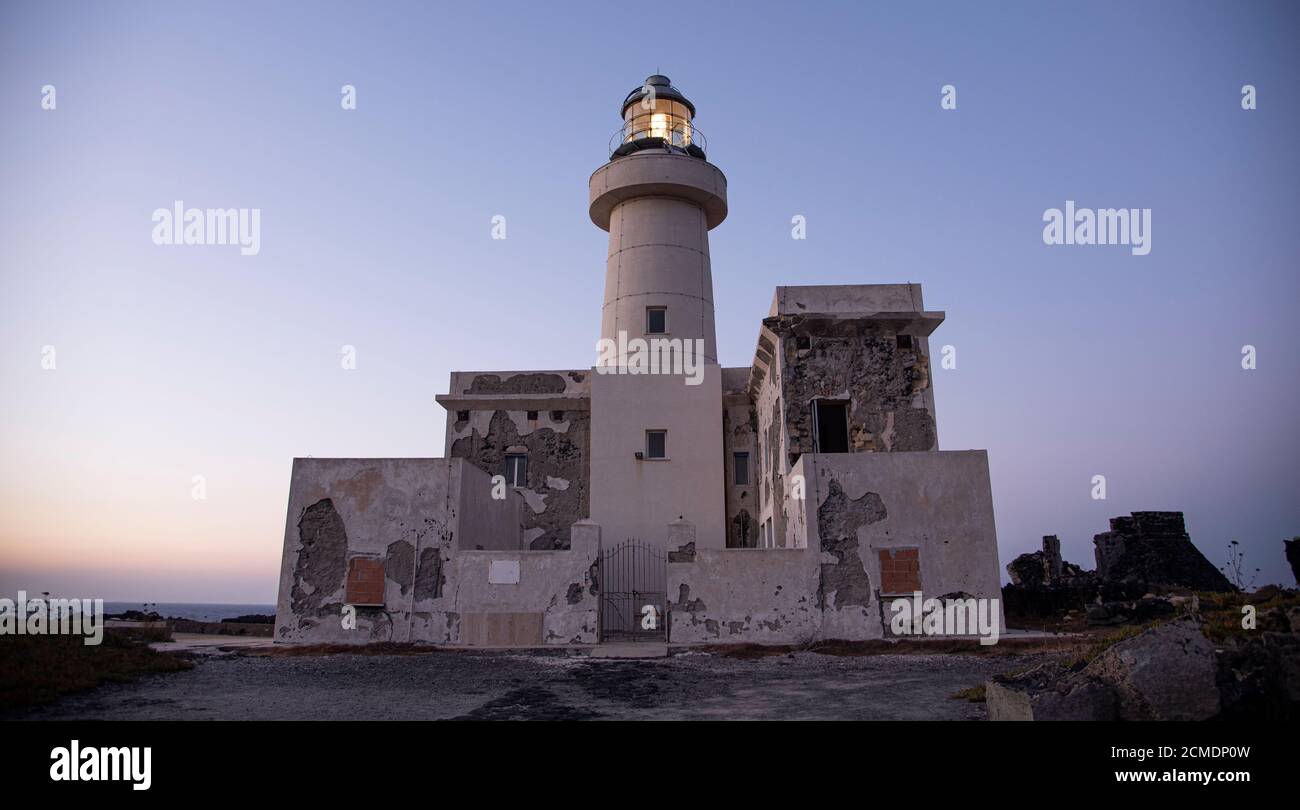 Faro e i colori del tramonto dell'isola mediterranea Pantelleria In Sicilia Foto Stock