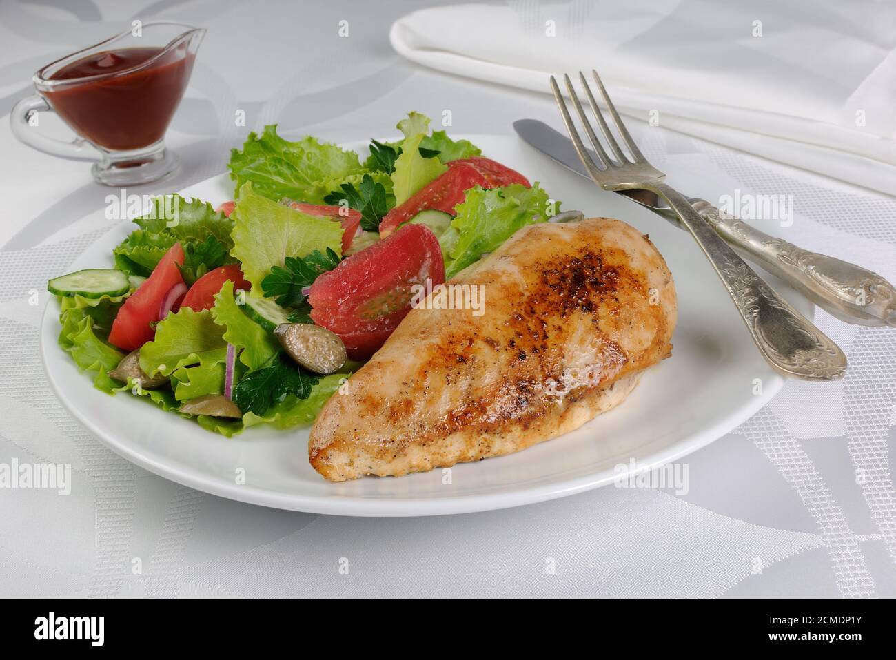 Schnitzel di pollo con guarnitura di verdure Foto Stock