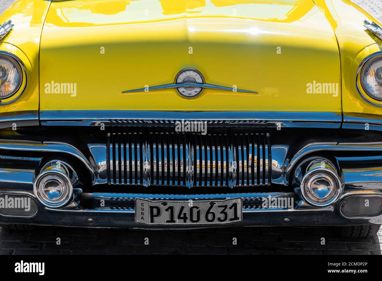 23 agosto 2019: Dettaglio di un'auto classica gialla a l'Avana Vecchia. L'Avana, Cuba Foto Stock