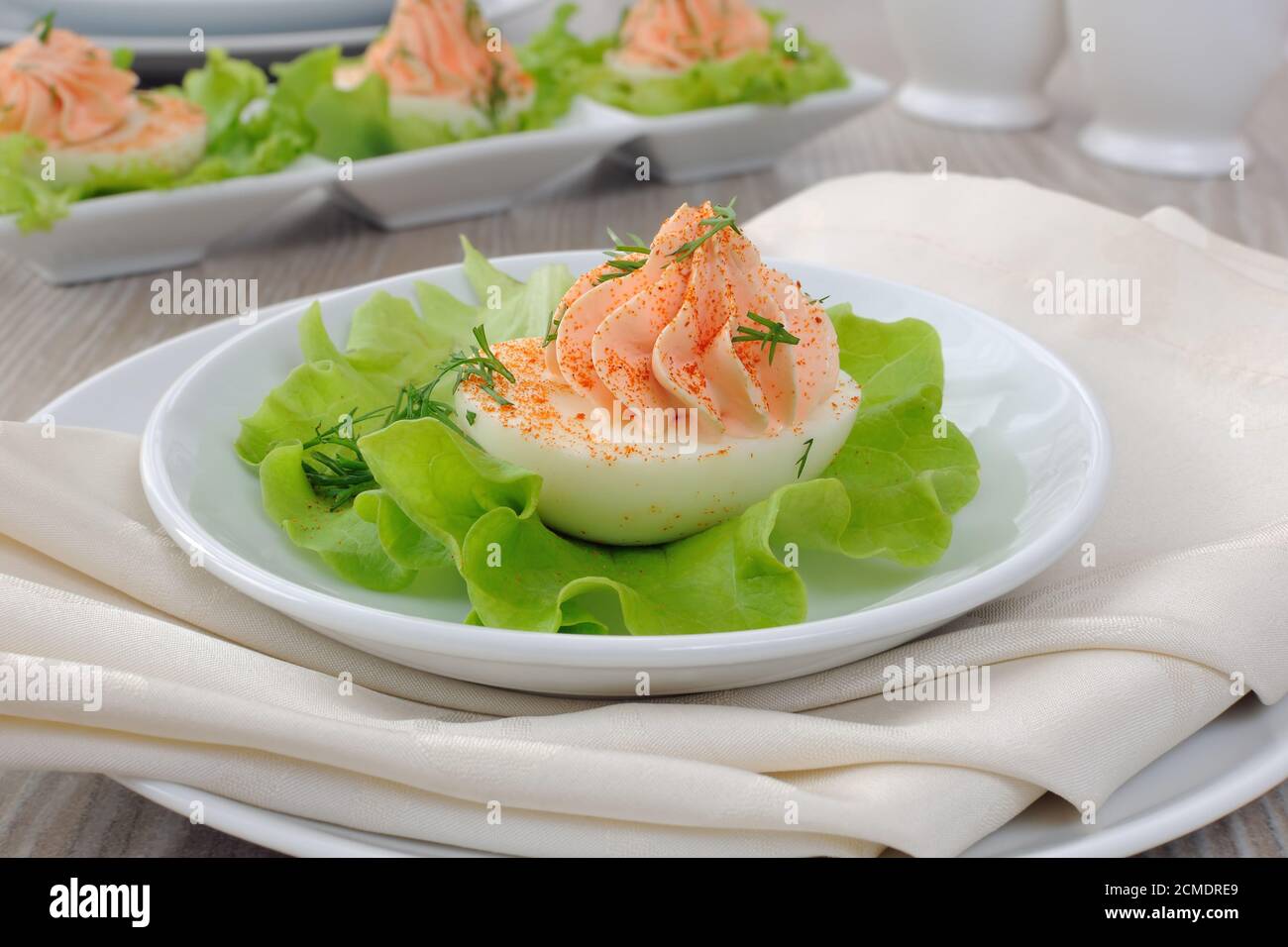 Uova farcite con pate di salmone Foto Stock