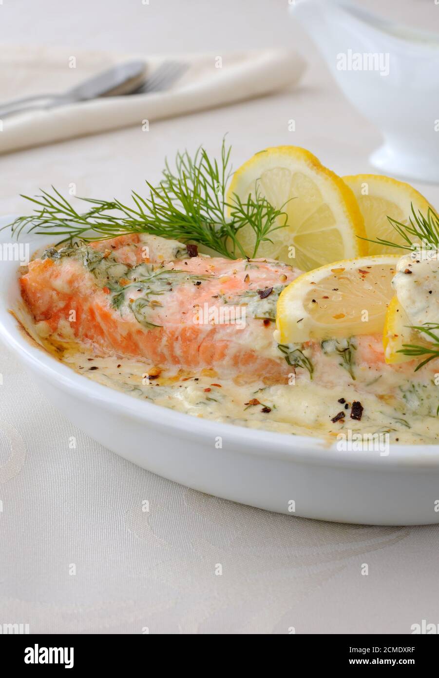 Salmone con crema e salsa al limone Foto Stock