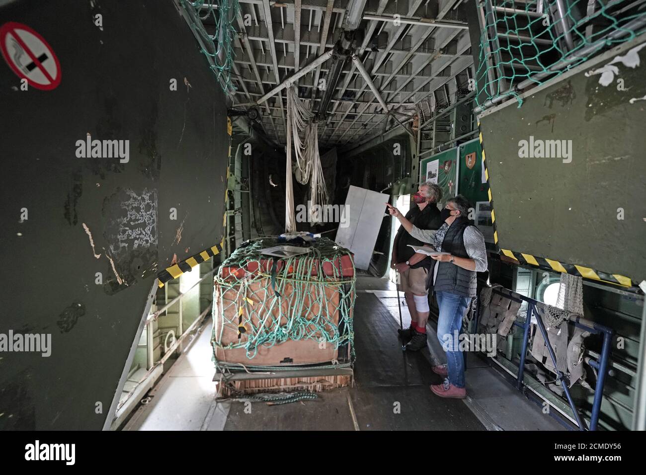 Due persone hanno visto l'interno dell'unico aereo da trasporto pesante RAF XB259 Blackburn Beverley C1 rimasto durante un'anteprima per l'asta dei contenuti del Fort Paull Museum, un forte napoleonico a Holderness, East Yorkshire, che ha chiuso all'inizio di quest'anno. Foto Stock