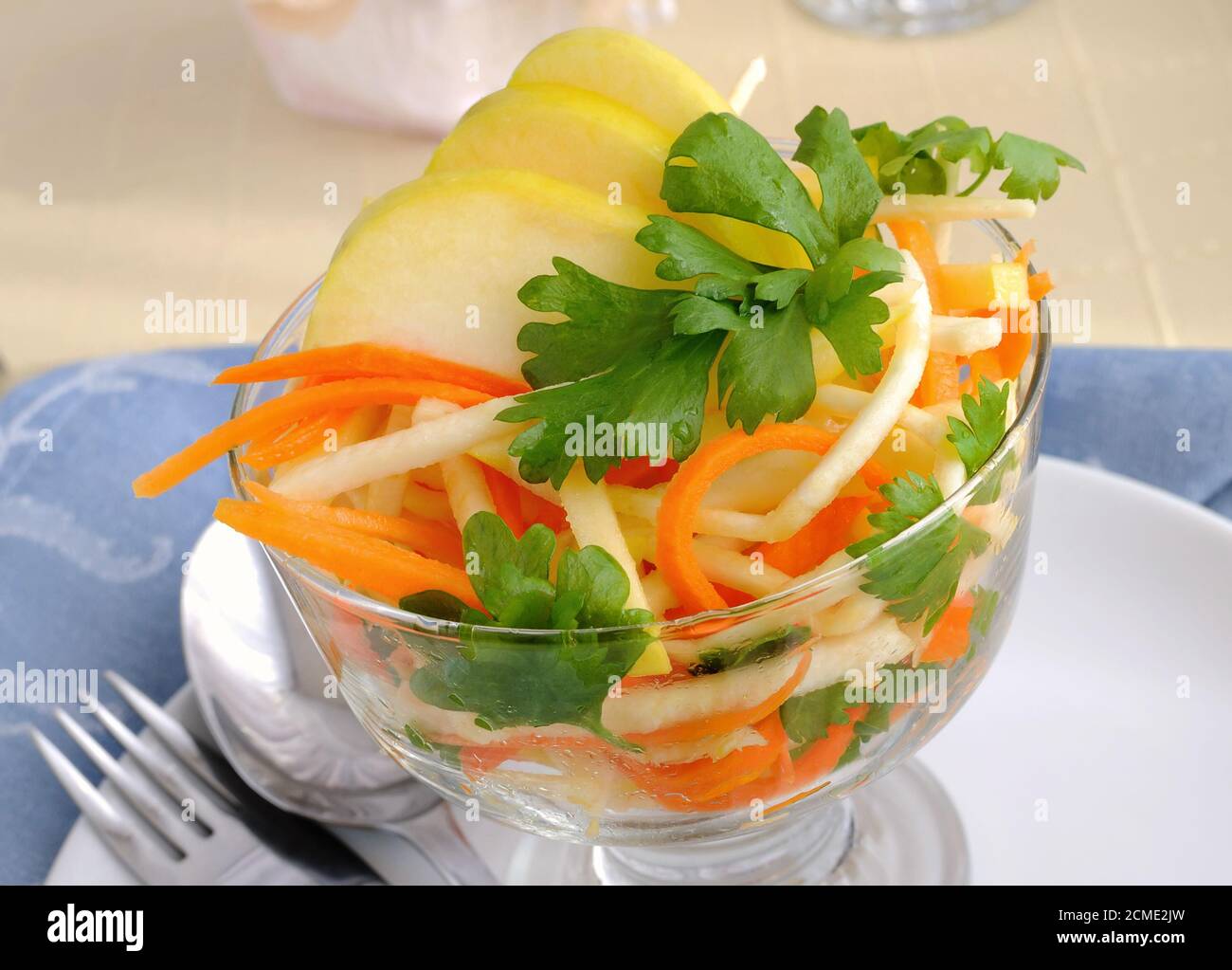 Insalata di sedano con carote e mela Foto Stock