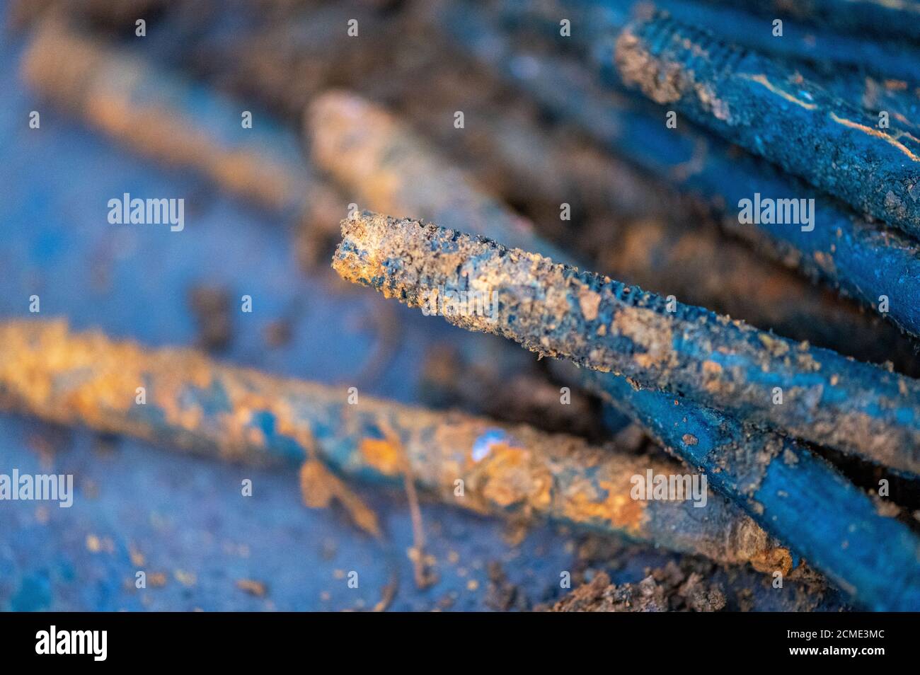 Vecchi prigionieri in metallo ricoperti di ruggine, primo piano, messa a fuoco selettiva Foto Stock