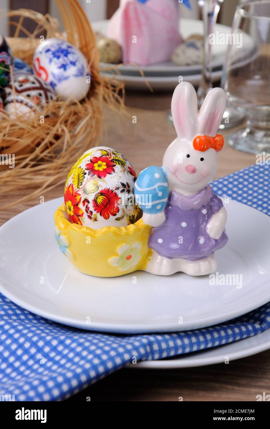 Il coniglio di Pasqua si levano in piedi con il mio uovo di disegno Foto Stock